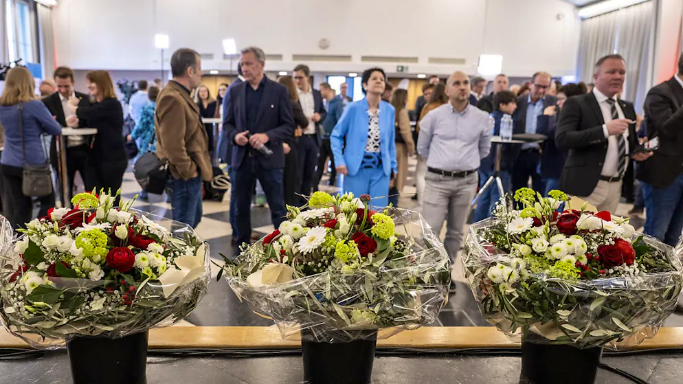 Im Wahlzentrum in Solothurn warten die Parteien auf die Resultate: Die SVP geht als grosse Siegerin hervor.
