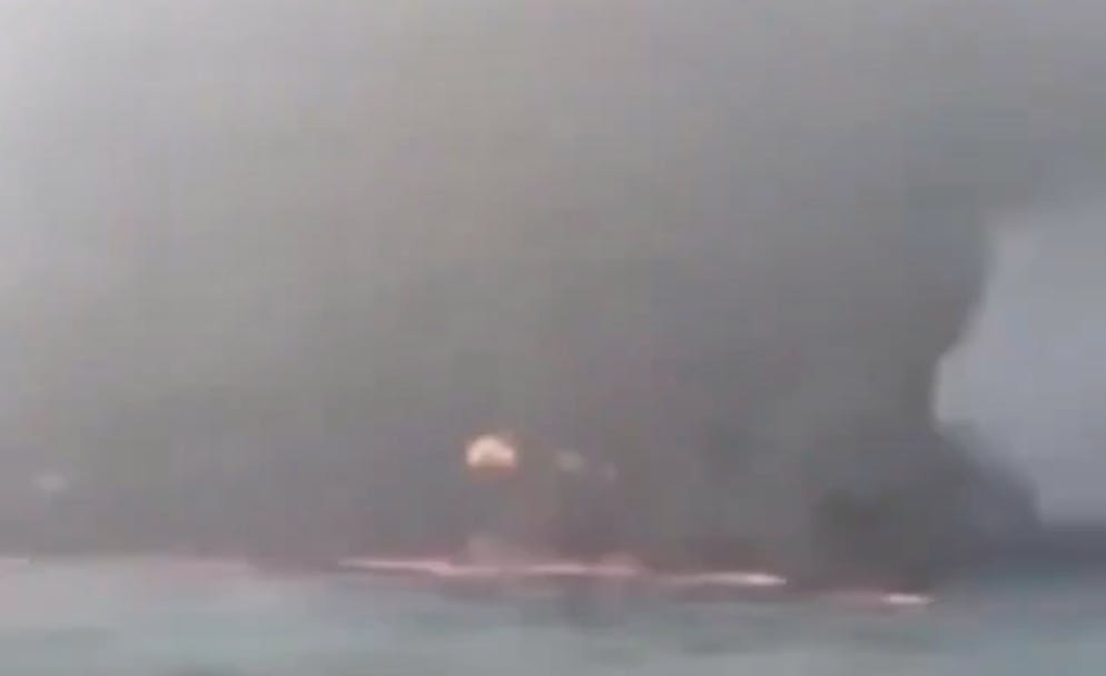 Brand zweier Schiffe in der Nordsee. Bilder von Zeugen zeigen grosse Brände auf hoher See.