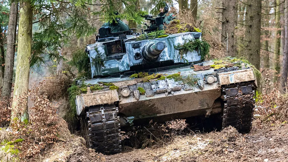 ARCHIV - Ein Panzer der polnischen Armee vom Typ Leopard 2 steht im Wald. Foto: Armin Weigel/dpa