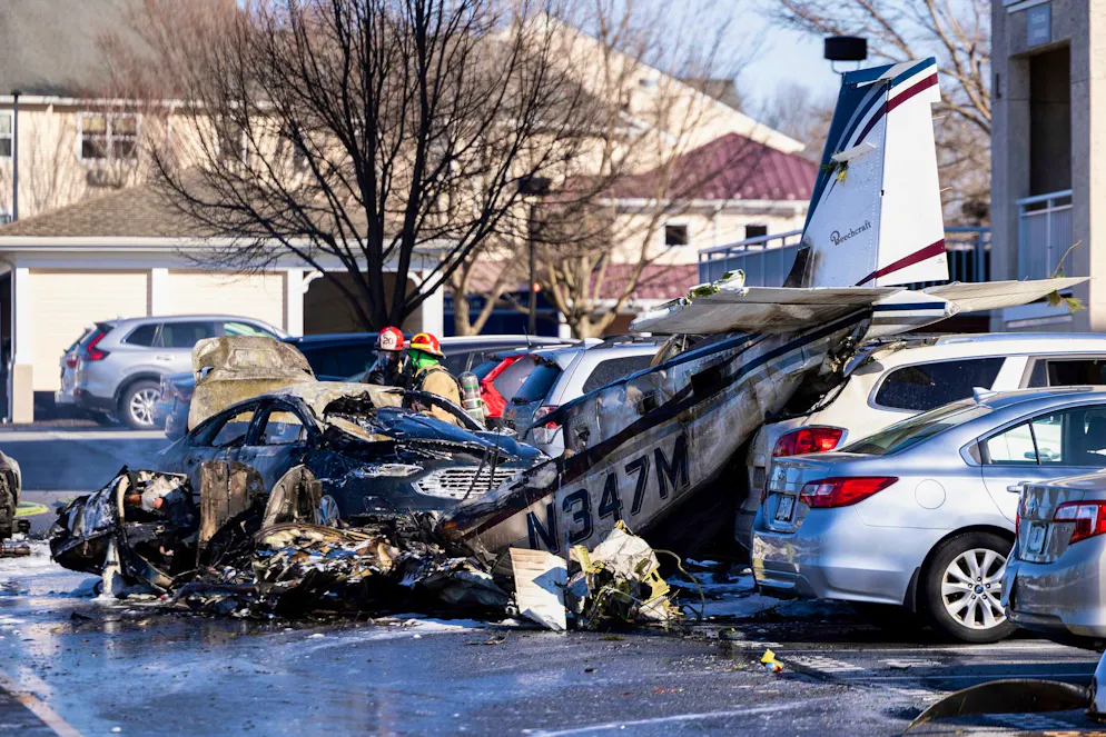 Kleinflugzeug stürzt in Pennsylvania auf Parkplatz - Gallery. Kein Anwohner hat Verletzungen erlitten. 