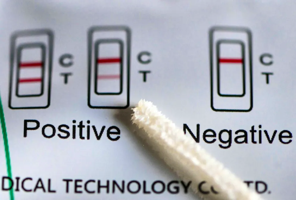 Everyone probably remembers this picture: not so long ago, regular self-testing for coronavirus was part of our everyday lives. (symbolic image)