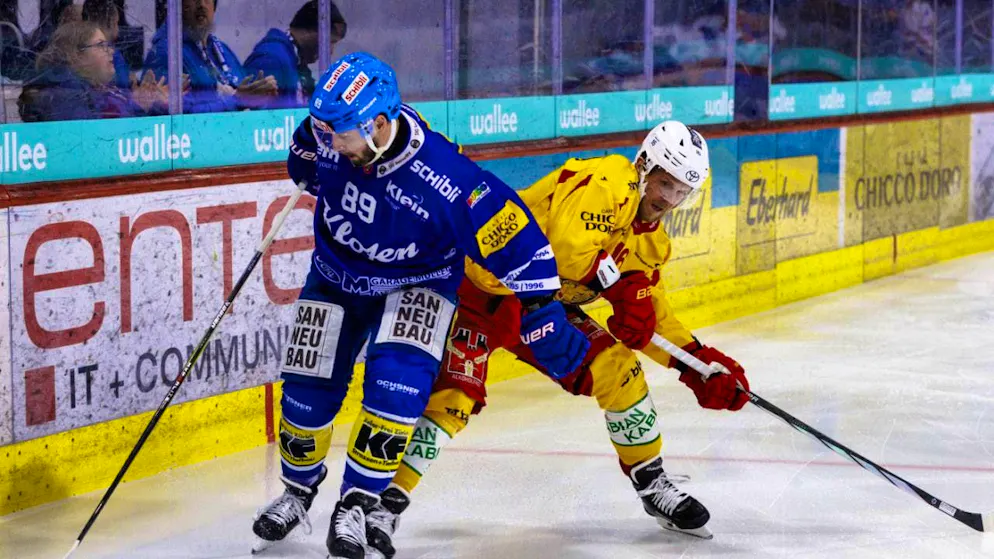 Suffered a serious knee injury on Thursday against Kloten: Tigers forward Michal Kristof (right)
