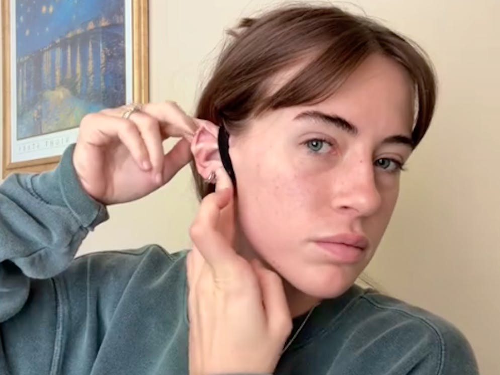 Dieser koreanischer Beauty-Trend flutet gerade Social Media: Menschen wickeln sich Haargummis um die Ohren, weil das angeblich Schwellungen im Gesicht reduzieren soll.