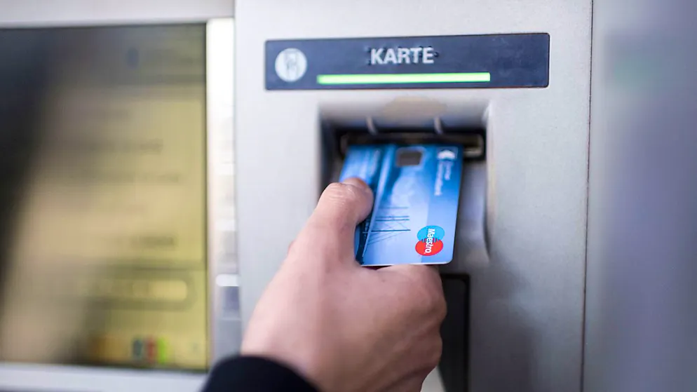 Eine neue Betrugsmaschine: "Bankangestellte" rufen ältere Menschen an und erzählen eine Geschichte. Sie fordern die Opfer auf, die Bankkarte auszuhändigen und die PIN-Code zu verraten. (Symbolbild)