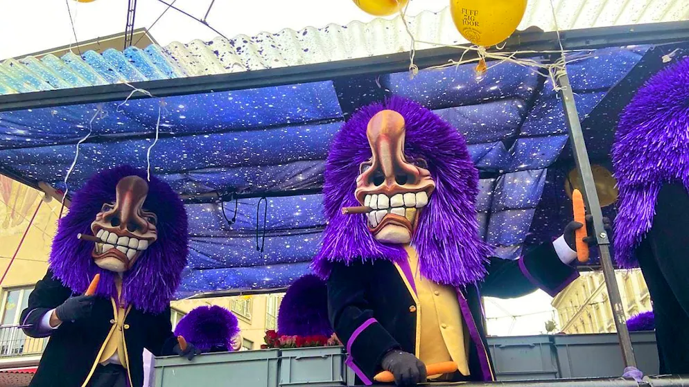 Lucky weather: the Cortège began in dry weather.