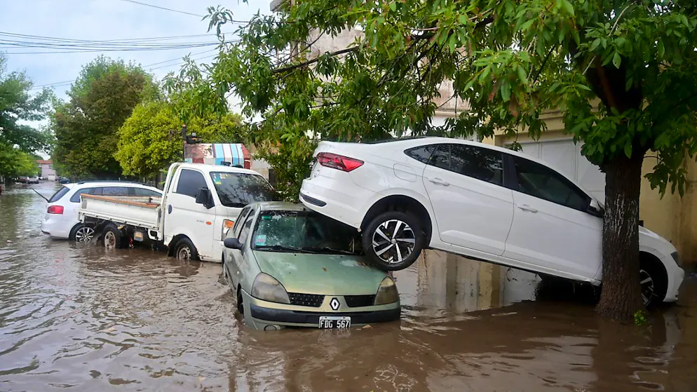 Autos stehen nach einem Unwetter in Bahia Blanca auf einer überfluteten Straße. Foto: Juan Sebastian Lobos/AP/dpa