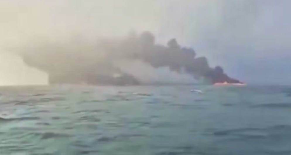 Brand zweier Schiffe in der Nordsee. Einsatzkräfte der englischen Küstenwache versuchen die Situation unter Kontrolle zu bringen. 