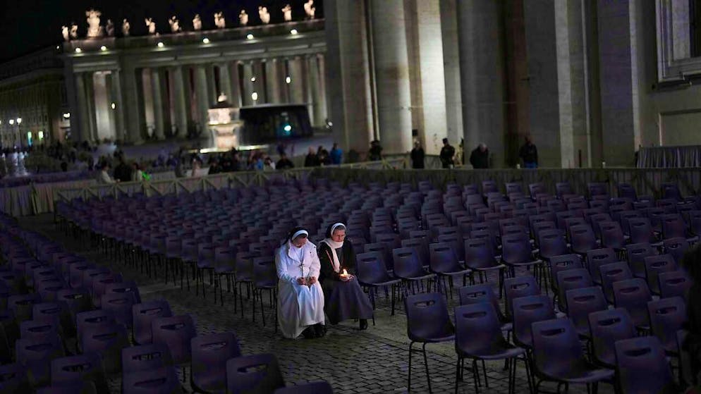 dpatopbilder - Catholic nuns pray a rosary for Pope Francis in St. Peter's Square at the Vatican. Photo: Francisco Seco/AP/dpa