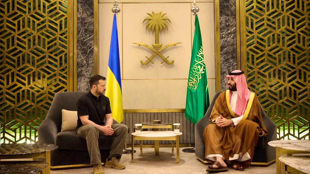 HANDOUT - Saudi Crown Prince Mohammed bin Salman (r) with Ukrainian President Volodymyr Zelenskyi. Photo: Uncredited/Ukrainian Presidential Press Office/AP/dpa
