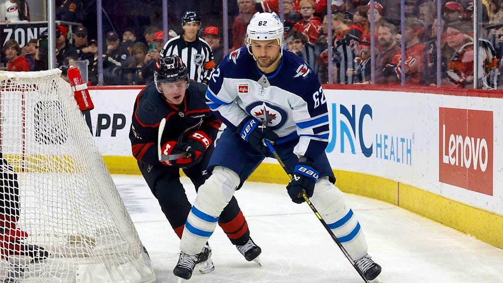 Nino Niederreiter (right) had to leave the ice with the Winnipeg Jets as loser against the Carolina Hurricanes.