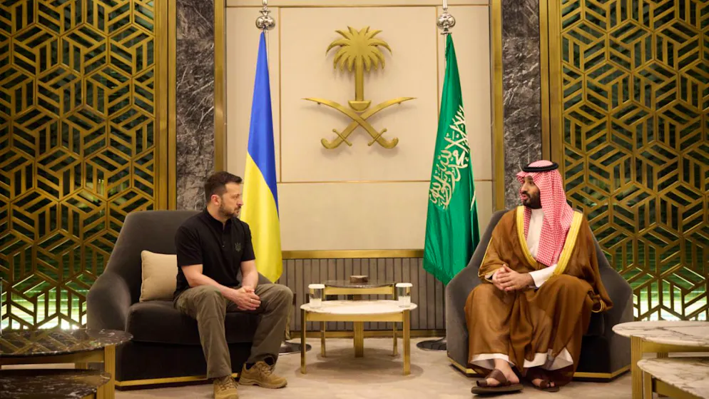 HANDOUT - Der saudische Kronprinz Mohammed bin Salman (r) mit dem ukrainischen Präsidenten Wolodymyr Selenskyj. Foto: Uncredited/Ukrainian Presidential Press Office/AP/dpa