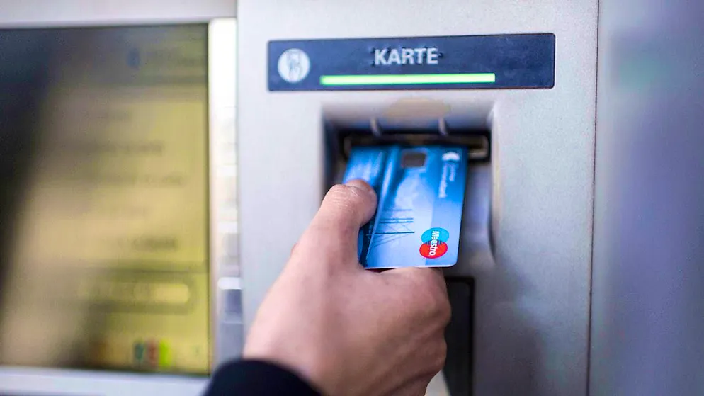 A new scam: "Bank employees" call older people and tell them a story. They ask the victims to hand over their bank card and reveal their PIN code. (symbolic image)