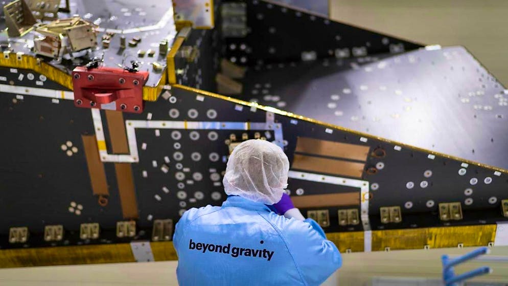 A Beyond Gravity employee working on a weather satellite in Zurich in March 2023. (archive image)
