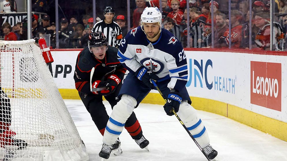 Nino Niederreiter (rechts) musste mit den Winnipeg Jets gegen die Carolina Hurricanes als Verlierer vom Eis.