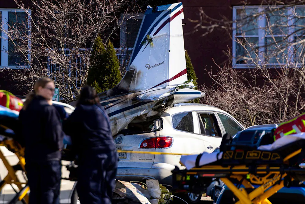 Kleinflugzeug stürzt in Pennsylvania auf Parkplatz - Gallery. Die Maschine ist wenige Minuten nach dem Start abgestürzt. 