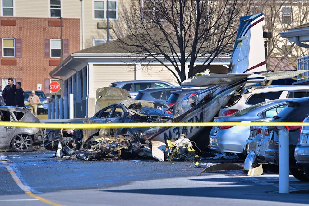 Kleinflugzeug stürzt in Pennsylvania auf Parkplatz - Gallery. Alle fünf Insassen haben das Unglück überlebt und wurden in Krankenhäuser gebracht. 