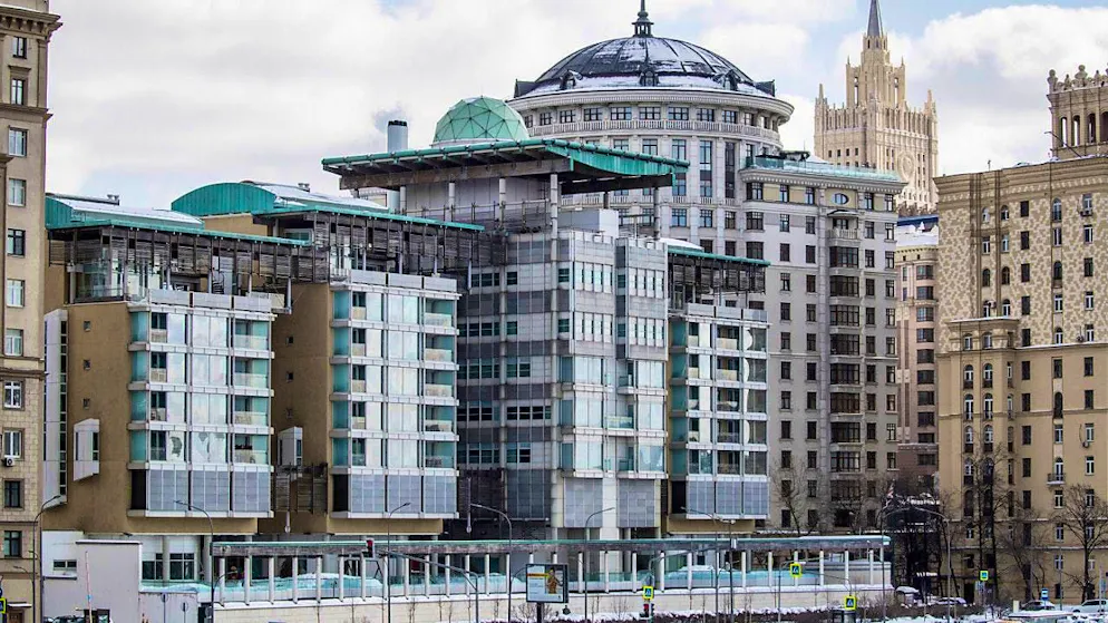 ARCHIVE - The British Embassy building (M) and the Russian Foreign Ministry building (2nd from right) in Moscow. Photo: Pavel Golovkin/AP/dpa