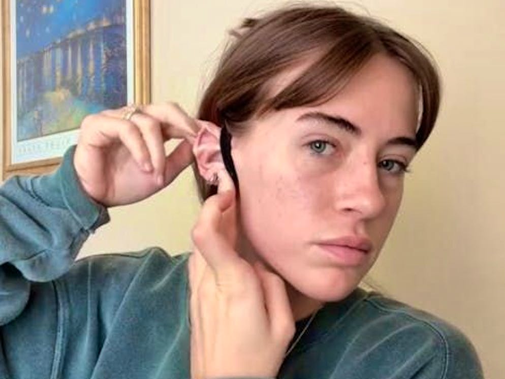 This Korean beauty trend is currently flooding social media: People are wrapping hair ties around their ears because this is supposed to reduce puffiness in the face.