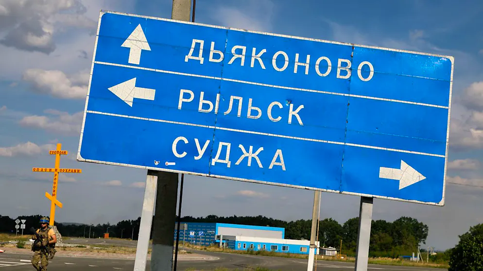 ARCHIV - Ein schiefes Straßenschild im Gebiet Kursk. Foto: ---/Ukrinform/dpa