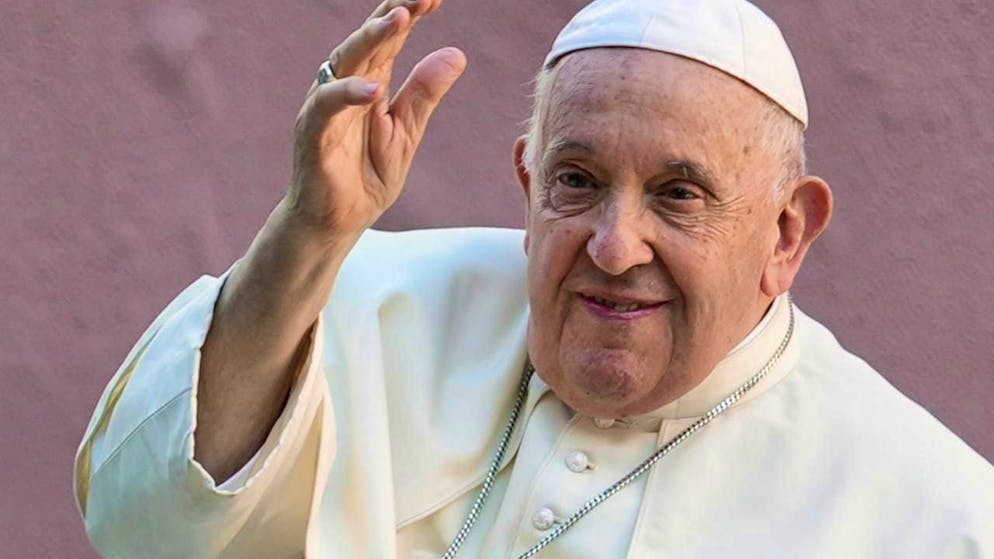 ARCHIVE - Pope Francis waves. Photo: Ana Brigida/AP/dpa