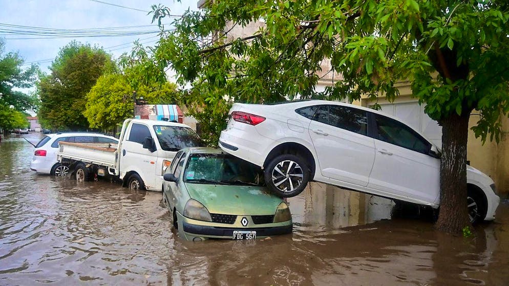 Cars stand on a flooded street after a storm in Bahia Blanca. Photo: Juan Sebastian Lobos/AP/dpa