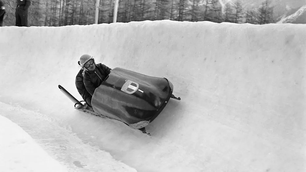 IBSF-Präsident Ivo Ferriani über Bobbahnen, Sicherheit und Russland - Gallery. An der Olympischen Winterspielen 1956 wurden ebenfalls in Cortina d'Ampezzo die Medaillen im Bobsport verteilt, hier mit den italienischen Siegerduo Dalla Costa/Giacomo Conti im Zweierbob