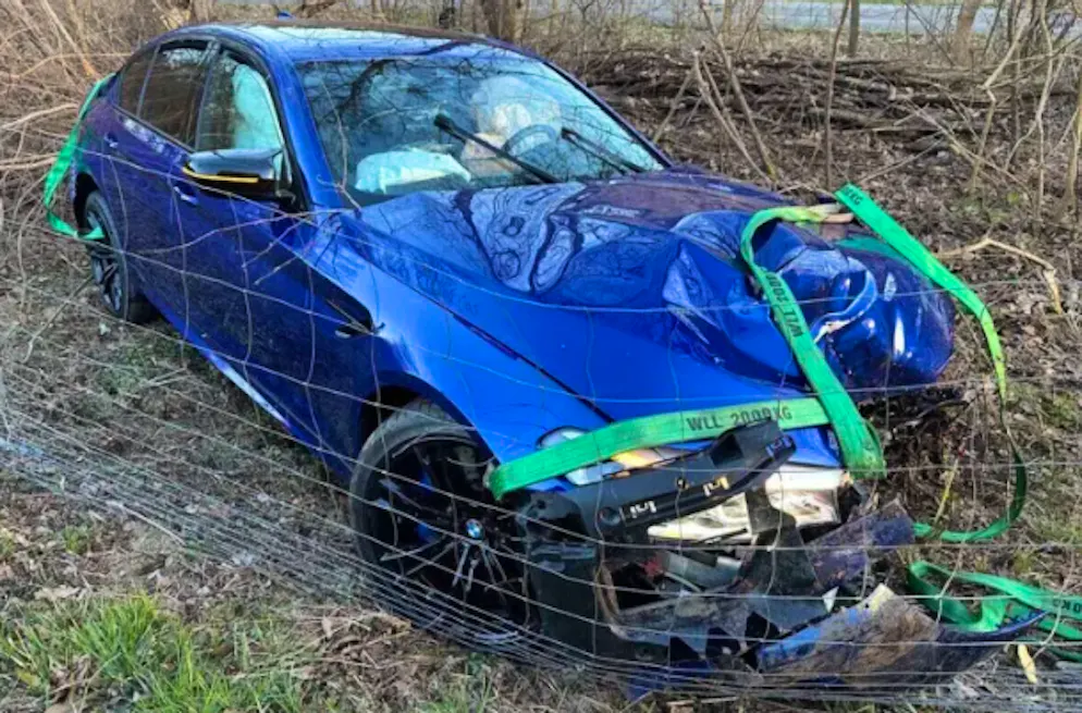 Ein BMW M5 verunfallt auf der A1.