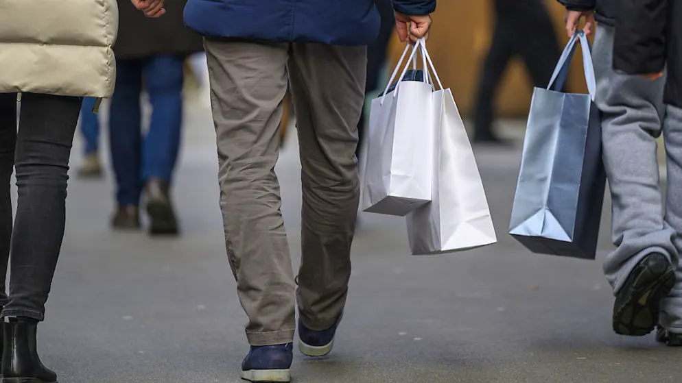 In der Schweiz hellt sich die Stimmung unter den Konsumentinnen und Konsumenten auf. Auch im Februar lag der Konsumentenstimmungsindex deutlich über Vorjahr.(Symbolbild)