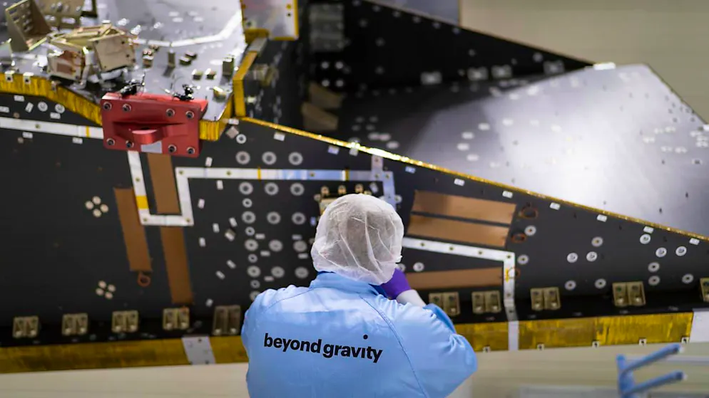 Ein Angestellter von Beyond Gravity an der Arbeit an einem Wettersatelliten im März 2023 in Zürich. (Archivbild)