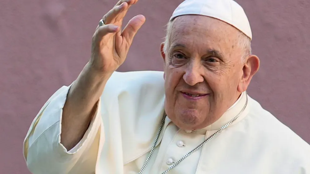 ARCHIV - Papst Franziskus winkt. Foto: Ana Brigida/AP/dpa