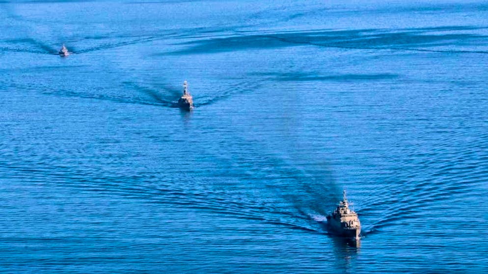 HANDOUT - Warships sail on the Gulf of Oman towards the Iranian coast. Photo: Uncredited/Iranian Army/AP/dpa