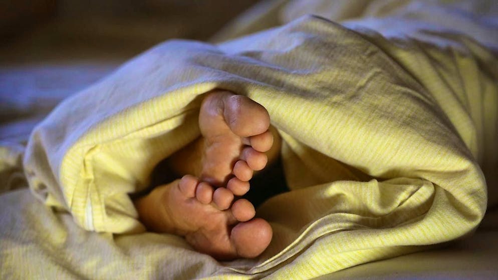 If the people examined in a study had a sleep deficit of up to two hours, the risk of catching a cold increased by a third. (archive image)