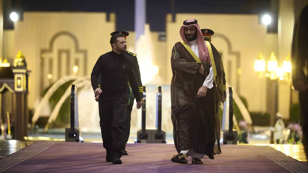 Der ukrainische Präsident Wolodymyr Selenskyj mit dem saudischen Kronprinzen Mohammed bin Salman am Montag in saudi-arabischen Hafenstadt Dschidda.