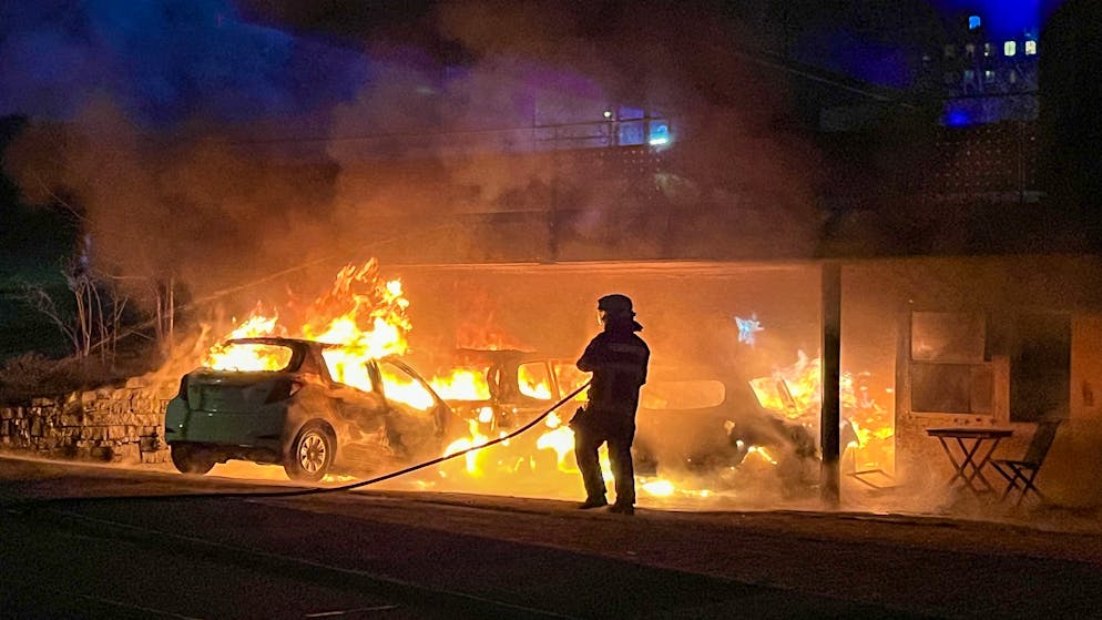 Neun Fahrzeuge Wurden Beim Brand eines Carports in Inwil Lu Zerstört, eine person Wurde Leicht Verletzt.