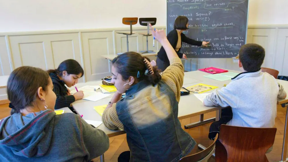 Ausländerinnen und Ausländer haben einen schlechten Einfluss auf das Schulsystem in der Schweiz: Das glauben immer mehr Einheimische. (Archivbild)