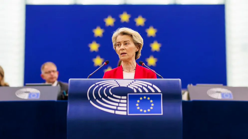Ursula von der Leyen (CDU), Präsidentin der Europäischen Kommission, steht im Gebäude des Europäischen Parlaments und spricht. Die Abgeordneten wollen mit EU-Kommissionspräsidentin von der Leyen und EU-Ratspräsident Costa über die Zukunft der europäischen Verteidigung diskutieren. Foto: Philipp von Ditfurth/dpa