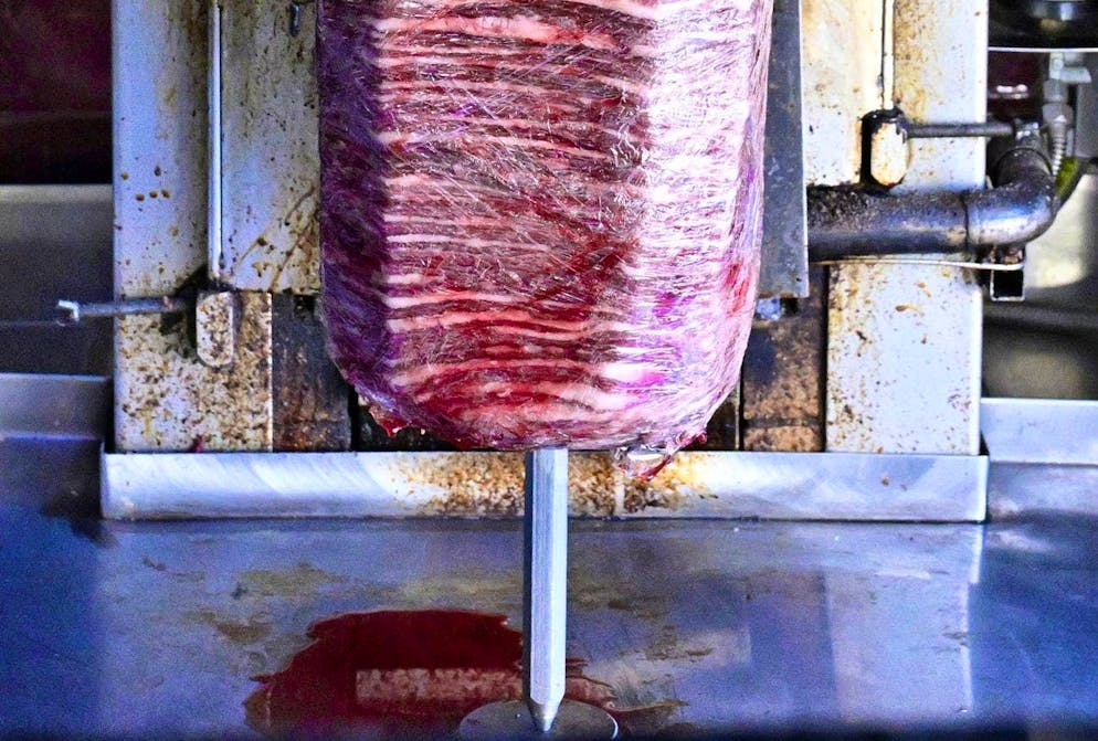 A kebab skewer with raw meat: A kebab snack bar in Möhlin AG was closed due to cases of norovirus in a cocktail sauce.