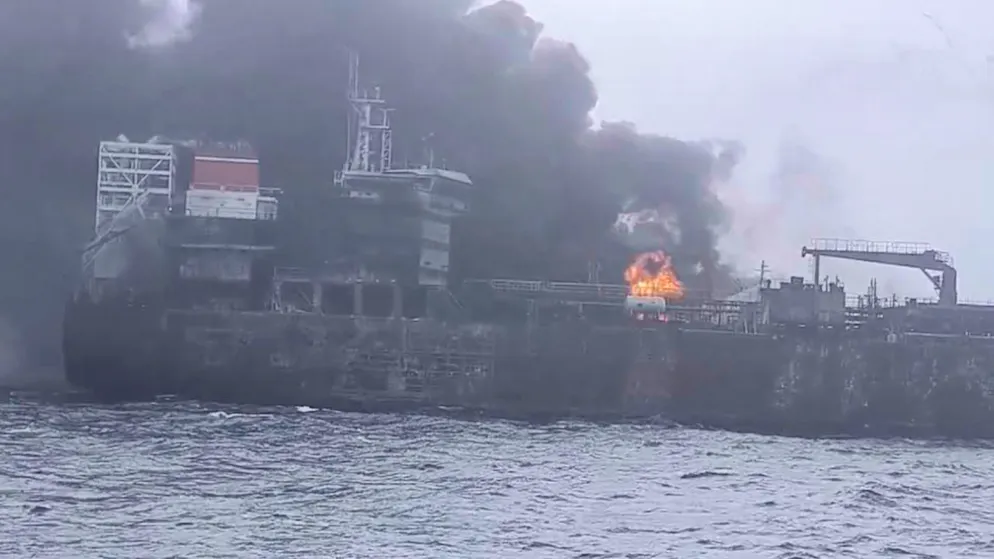 dpatopbilder - Rettungskräfte arbeiten vor Ort, nachdem ein Frachtschiff vor Ostengland mit einem Tanker zusammengestoßen ist, der Treibstoff für das US-Militär geladen hatte. Foto: Denys Mezentsev/AP/dpa - ACHTUNG: Nur zur redaktionellen Verwendung und nur mit vollständiger Nennung des vorstehenden Credits