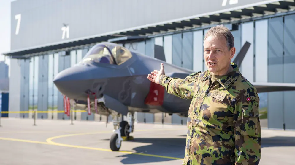 Peter Merz vor einer italienischen F-35 im März 2022 in Emmen. 