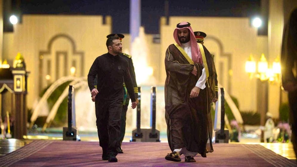 Ukrainian President Volodymyr Zelenskyi meets Saudi Crown Prince Mohammed bin Salman at the Royal Palace in Jeddah, Saudi Arabia. Photo: -/Ukrainian Presidential Press Office via AP/dpa - ATTENTION: For editorial use only and only with full attribution of the above credit