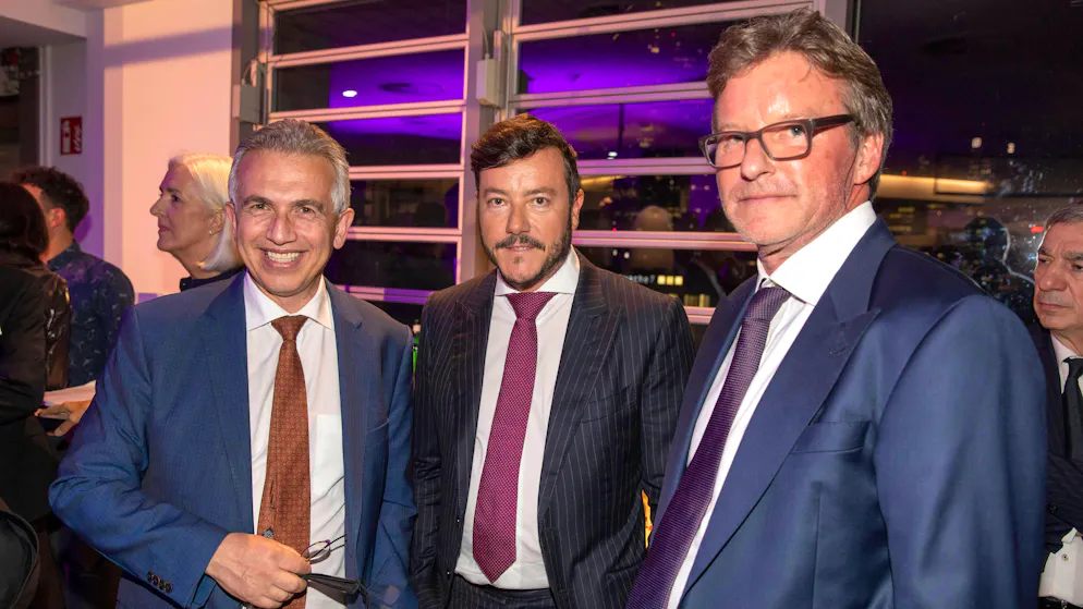 Dieter Berninghaus (rechts) mit René Benko (Mitte) am 27. Oktober 2021 bei der Eröffnung eines Warenhauses in Frankfurt am Main. Links im Bild: Frankfurts damaliger Oberbürgermeister Peter Feldmann.