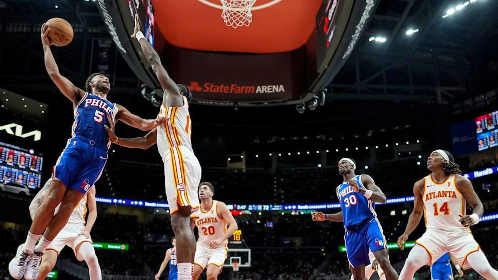 Atlantas Clint Capela stellt sich im Heimspiel gegen Philadelphia Quentin Grimes (Nummer 5) in den Weg