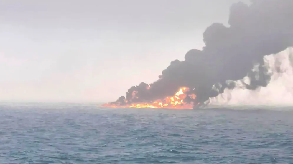 dpatopbilder - HANDOUT - Ein Öltanker steht in der Nordsee nahe der britischen Küste in Flammen. Foto: -/Bartek Smialek/AP/dpa - ACHTUNG: Nur zur redaktionellen Verwendung im Zusammenhang mit der aktuellen Berichterstattung innerhakb der nächsten 14 Tage und nur mit vollständiger Nennung des vorstehenden Credits