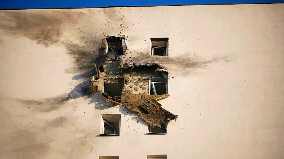 dpatopbilder - Dieses Foto zeigt ein Wohnhaus, in dem die abgeschossene ukrainische Drohne abgestürzt ist, in einem Gebiet im Dorf Sapronowo außerhalb von Moskau. Foto: -/AP/dpa