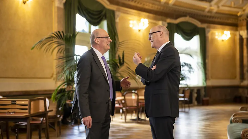 Die Bundesratskandidaten der Mitte, Markus Ritter (links) und Martin Pfister, führten am Dienstag letzte Gespräche vor der Wahl mit den Bundeshausfraktionen.