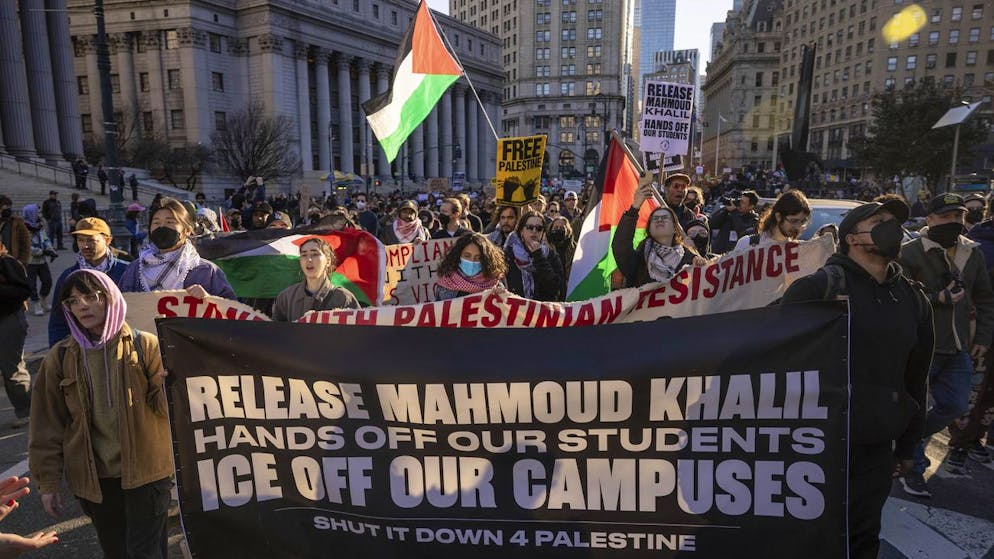 In New York wurde am Montag gegen die Verhaftung des palästinensischen Aktivisten Mahmud Chalil demonstriert. 