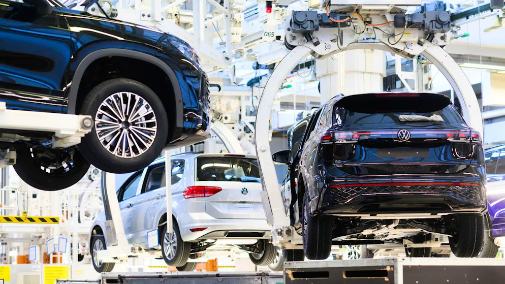 VW-Produktion in Wolfsburg: 2024 machten die Deutschen ein bisschen mehr Umsatz, aber deutlich weniger Gewinn.