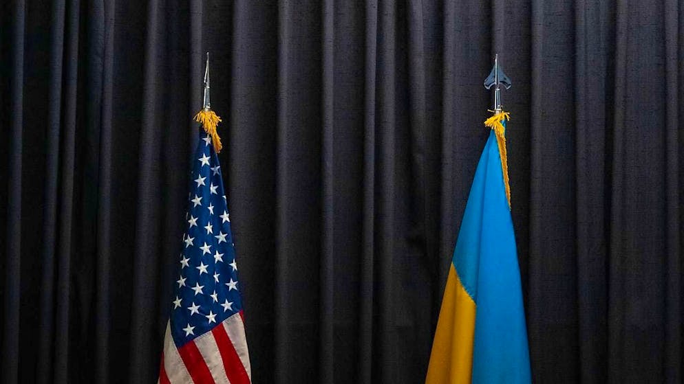 ARCHIVE - The flags of the USA (l) and Ukraine during the conference on the Ukraine war at Ramstein Air Base. Photo: Boris Roessler/dpa/Archive image
