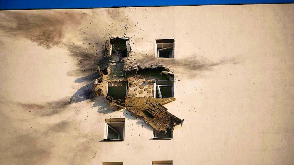 dpatopbilder - This photo shows a residential building where the downed Ukrainian drone crashed, in an area in the village of Sapronovo outside Moscow. Photo: -/AP/dpa