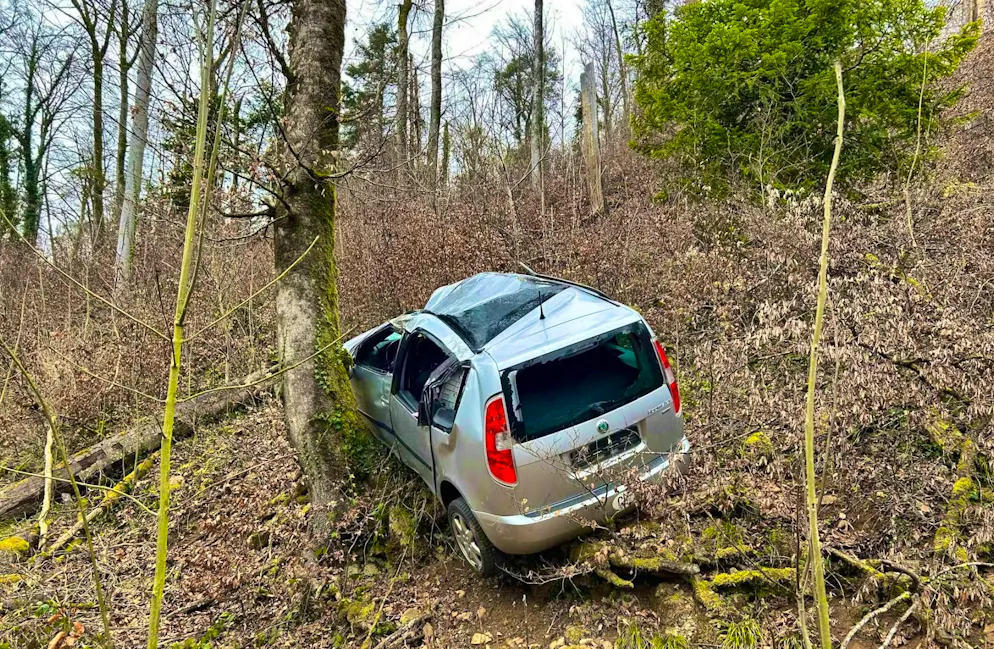 Above Ueken AG, a woman found an abandoned crashed car on Monday afternoon.